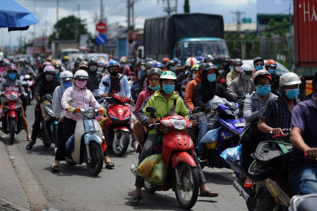 Tại các nút giao thông xuất hiện tình trạng xe ùn ứ kéo dài cục bộ nhưng không gây kẹt xe đáng kể