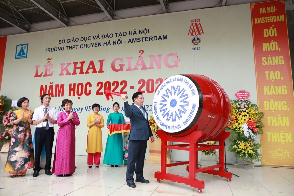Bí thư Thành ủy Đinh Tiến Dũng đánh trống tựu trường Bí thư Thành ủy Đinh Tiến Dũng đánh trống tựu trường