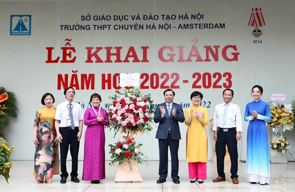 Bí thư Thành ủy Đinh Tiến Dũng chung vui ngày tựu trường với thầy trò trường Amsterdam Bí thư Thành ủy Đinh Tiến Dũng chung vui ngày tựu trường với thầy trò trường Amsterdam