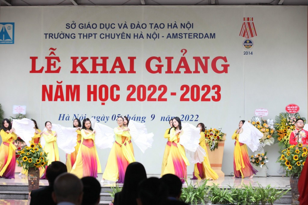 Bí thư Thành ủy Đinh Tiến Dũng chung vui ngày tựu trường với thầy trò trường Amsterdam Bí thư Thành ủy Đinh Tiến Dũng chung vui ngày tựu trường với thầy trò trường Amsterdam
