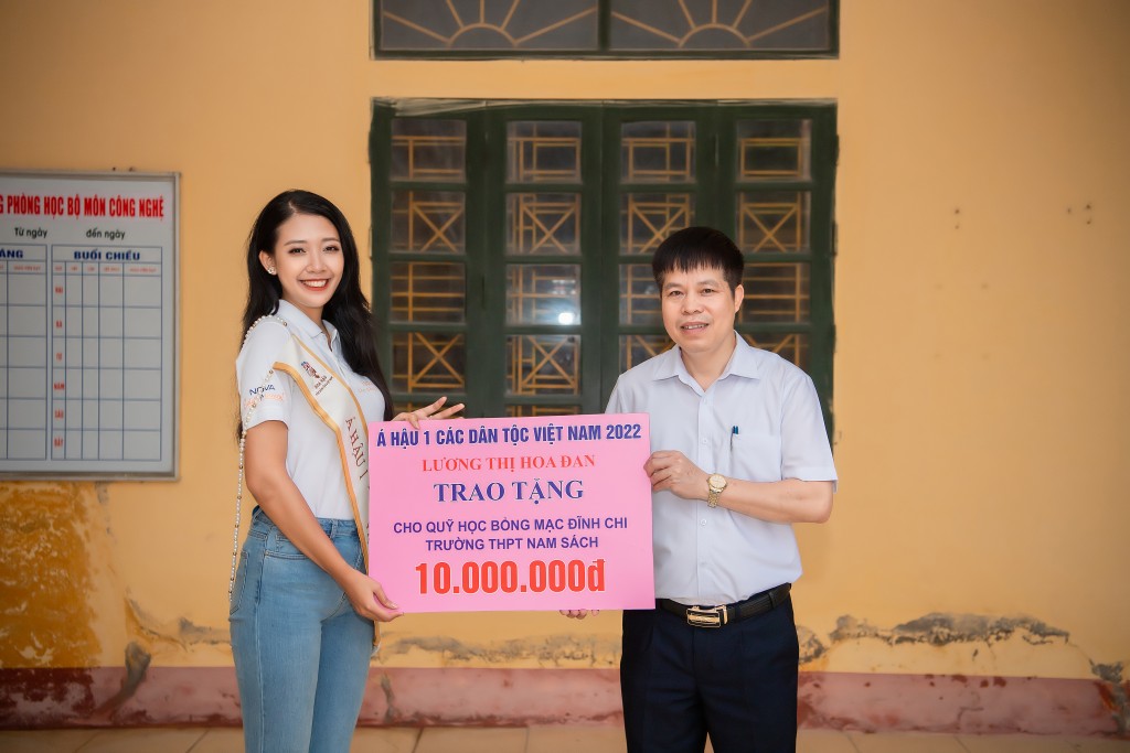 Á hậu Lương Thị Hoa Đan trao học bổng tới học sinh nhân mùa khai trường