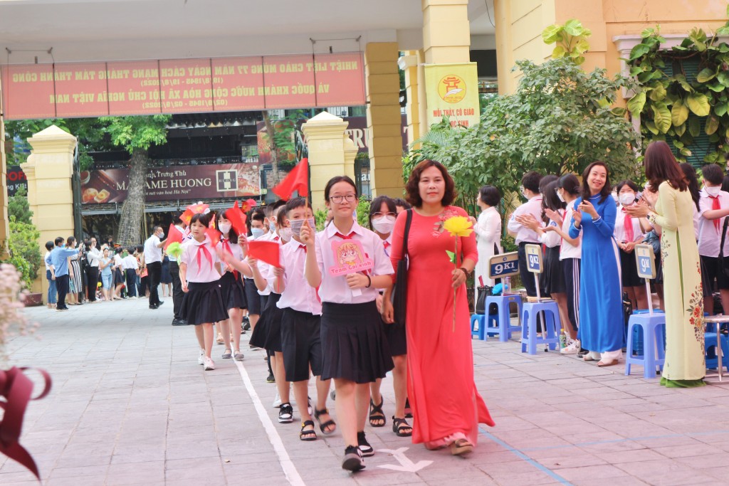 Chùm ảnh: Bí thư Thành đoàn Hà Nội chung vui ngày tựu trường với học sinh trường THCS Trưng Vương