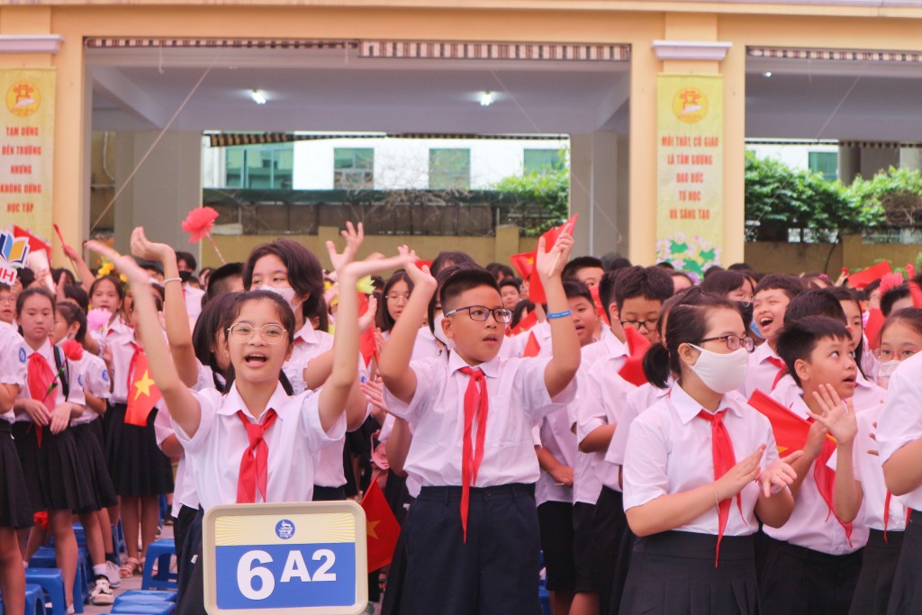 Chùm ảnh: Bí thư Thành đoàn Hà Nội chung vui ngày tựu trường với học sinh trường THCS Trưng Vương