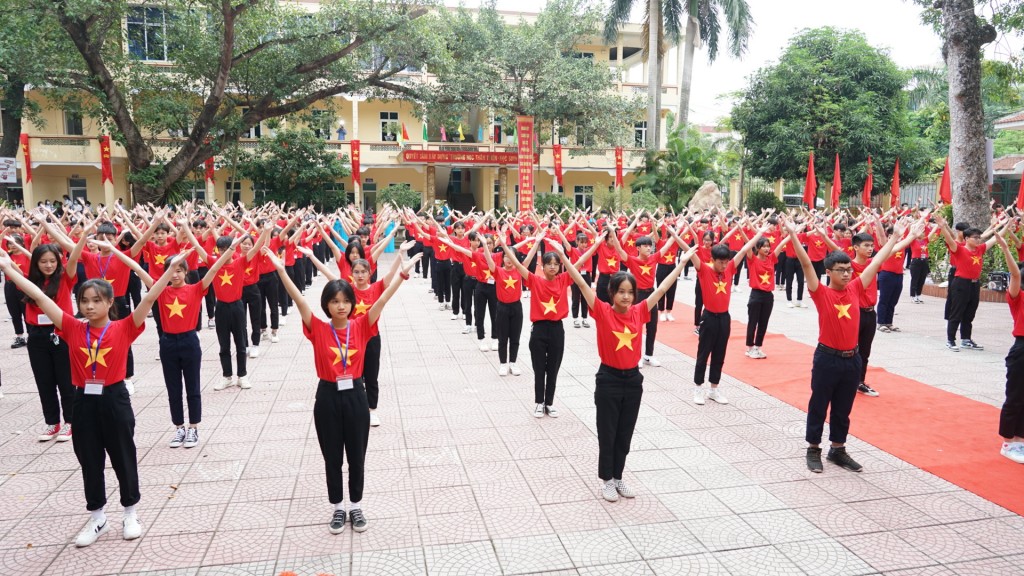 Phó Bí thư Thường trực Thành ủy Hà Nội dự khai giảng năm học mới tại trường THPT Đan Phượng