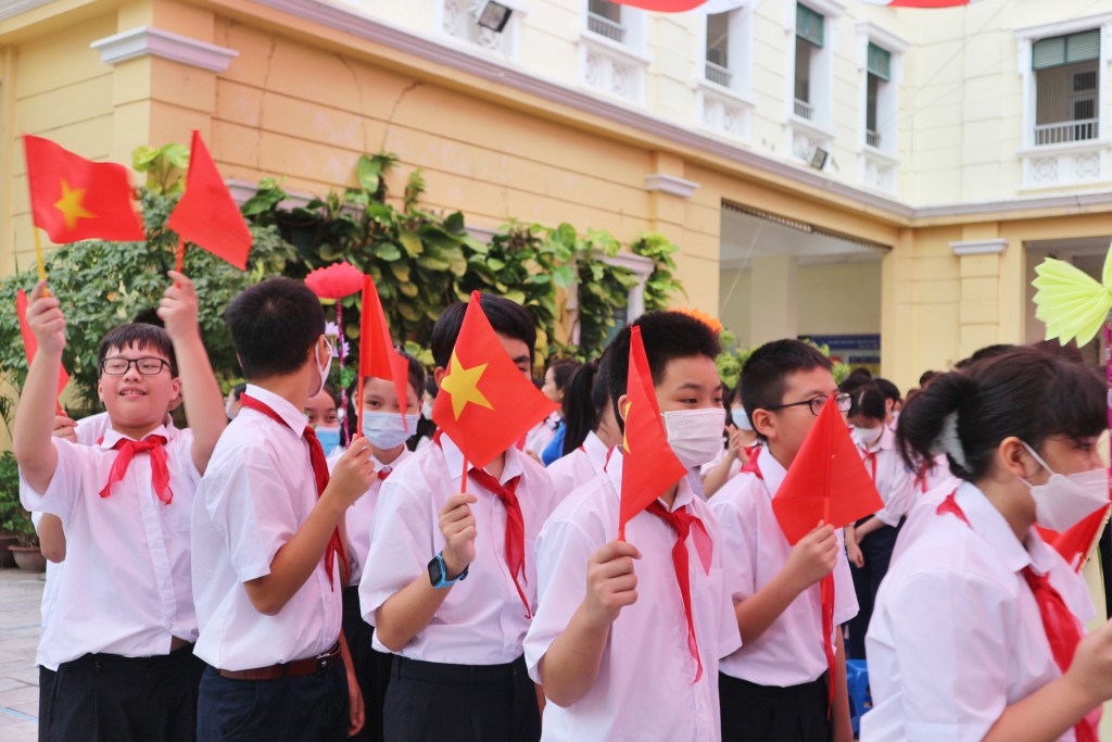 Chùm ảnh: Bí thư Thành đoàn Hà Nội chung vui ngày tựu trường với học sinh trường THCS Trưng Vương