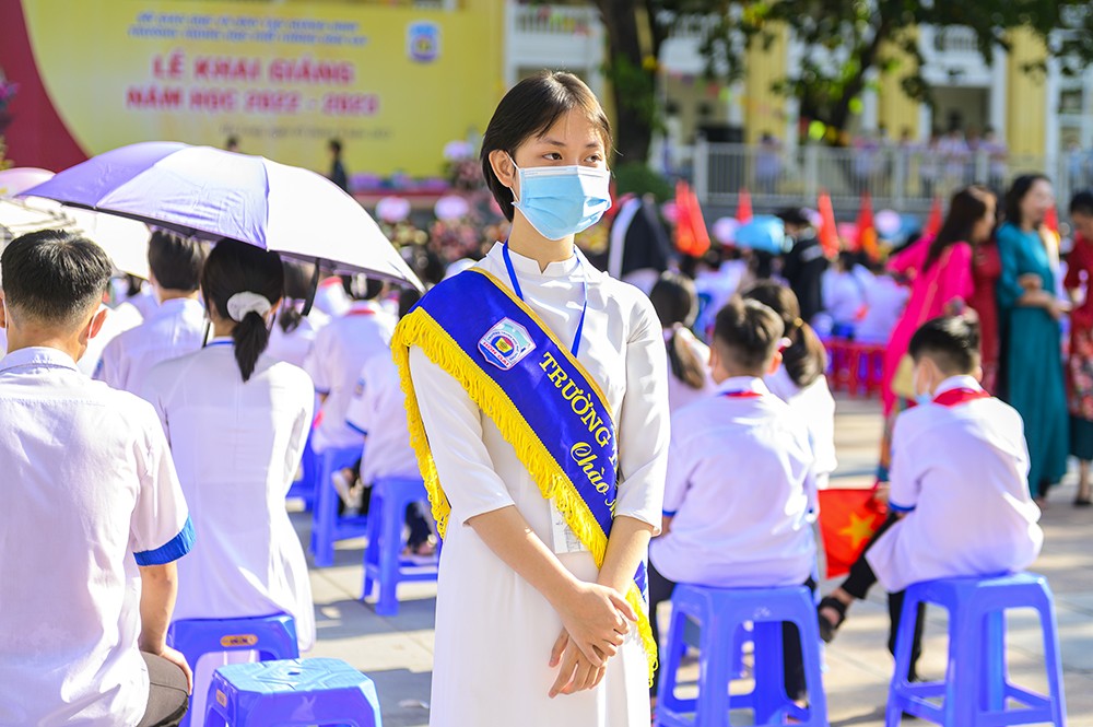 Để các em học sinh được đảm bảo an toàn trước năm học mới, các ngành chức năng của tỉnh đã tích cực phối hợp đẩy nhanh tiến độ tiêm vắc-xin phòng Covid-19 cho học sinh. 