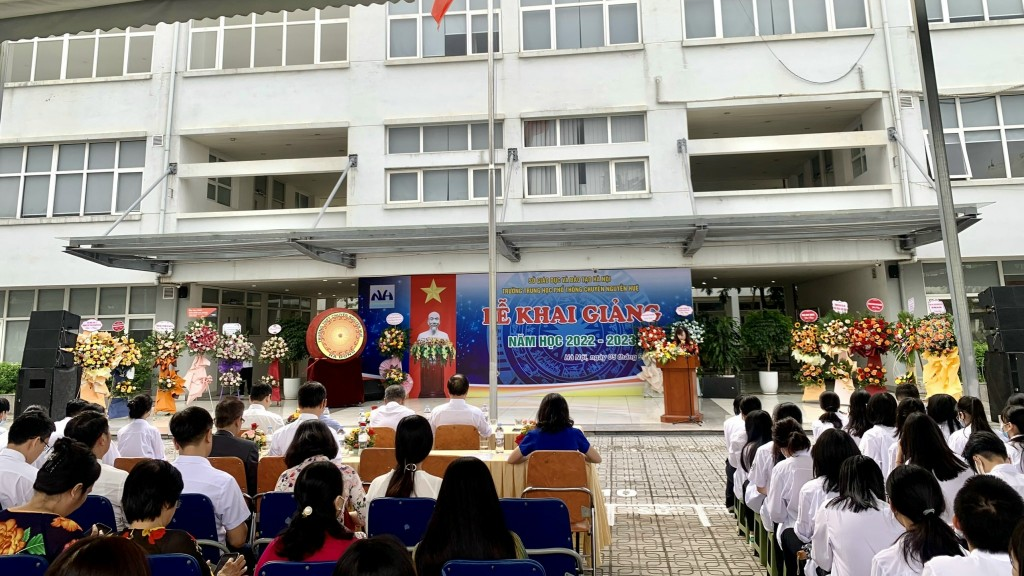 Lễ khai giảng năm học mới của thầy và trò trường THPT Chuyên Nguyễn Huệ 