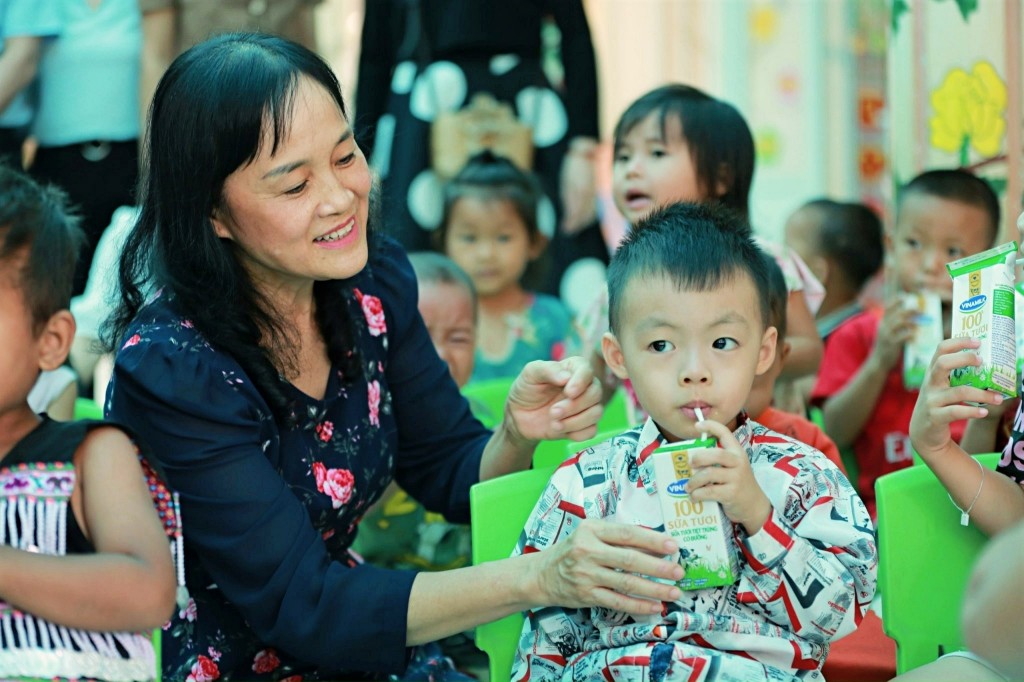 Hình 6A-6B-6C-6D: Ngoài các suất học bổng, các em nhỏ ở địa phương cũng được tặng những sản phẩm sữa dinh dưỡng Vinamilk Hình 6A-6B-6C-6D: Ngoài các suất học bổng, các em nhỏ ở địa phương cũng được tặng những sản phẩm sữa dinh dưỡng Vinamilk