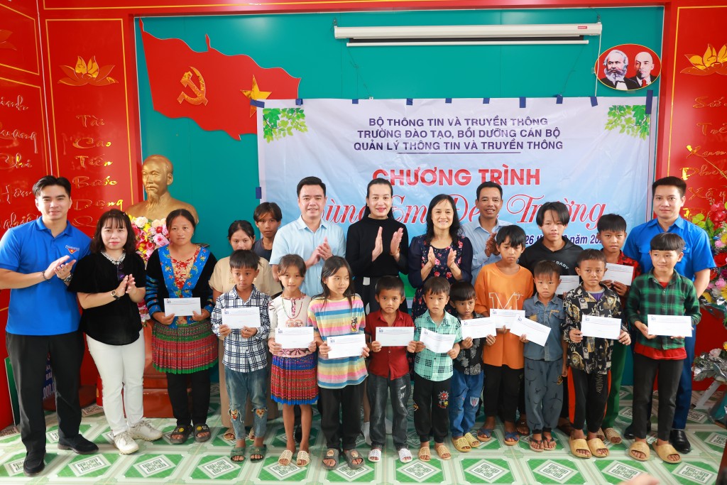 Đại diện Trường đào tạo, Vinamilk và các học viên lớp tập huấn cùng đến thăm, tặng quà cho các em nhỏ có hoàn cảnh khó khăn, học tập tốt tại xã Trung Chải, huyện Nậm Nhùn, tỉnh Lai Châu Đại diện Trường đào tạo, Vinamilk và các học viên lớp tập huấn cùng đến thăm, tặng quà cho các em nhỏ có hoàn cảnh khó khăn, học tập tốt tại xã Trung Chải, huyện Nậm Nhùn, tỉnh Lai Châu