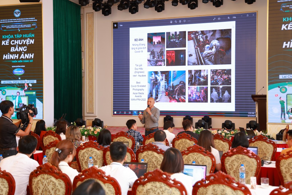 Với nội dung thiết thực, khóa tập huấn “Kể chuyện bằng hình ảnh trên các loại hình truyền thông” thu hút hơn 40 phóng viên ảnh và biên tập viên tại khu vực phía Bắc Với nội dung thiết thực, khóa tập huấn “Kể chuyện bằng hình ảnh trên các loại hình truyền thông” thu hút hơn 40 phóng viên ảnh và biên tập viên tại khu vực phía Bắc