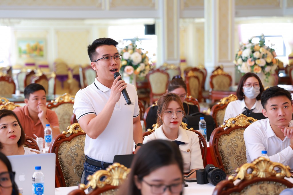 Không khí sôi động tại buổi tập huấn dưới sự dẫn dắt và chia sẻ của nhiếp ảnh gia Nguyễn Á Không khí sôi động tại buổi tập huấn dưới sự dẫn dắt và chia sẻ của nhiếp ảnh gia Nguyễn Á