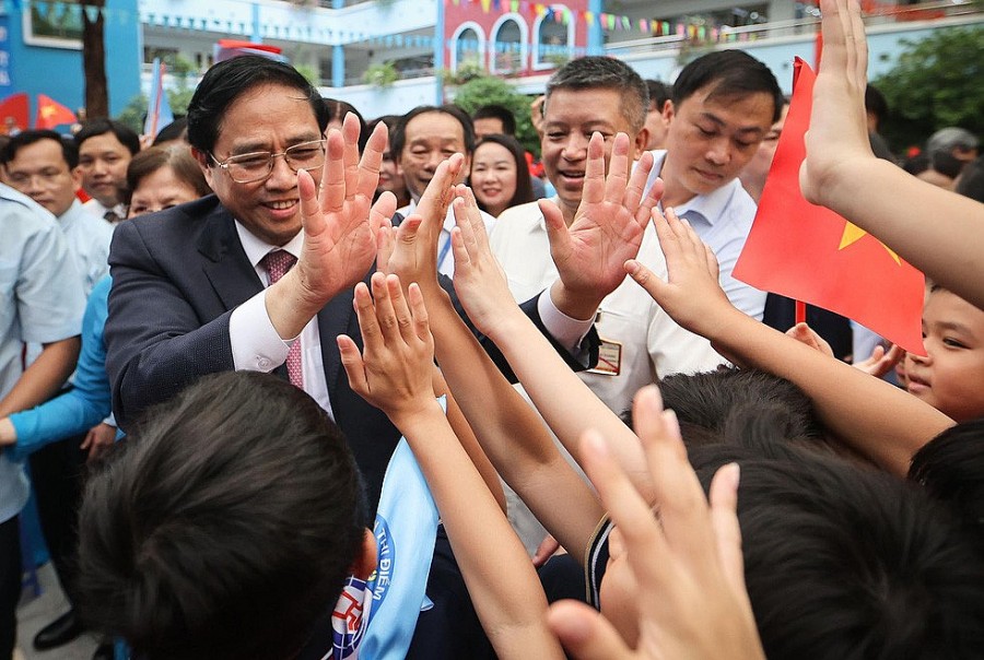 Thủ tướng Phạm Minh Chính trò chuyện và bắt tay với các em học sinh tại trường tiểu học Đoàn Thị Điểm (Hà Nội) 