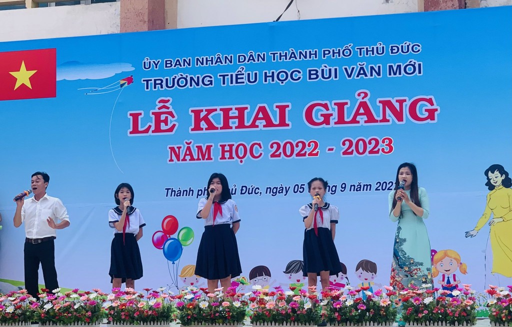 Một tiết mục văn nghệ chào đón năm học 2022 - 2023 được thầy cô và học sinh thể hiện