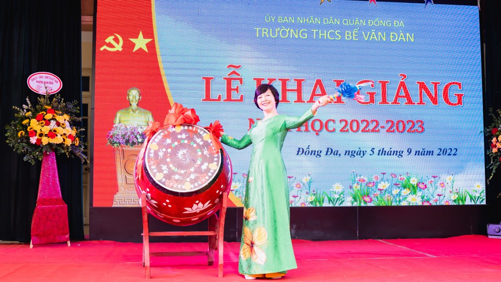 Cô Đào Thị Hồng Hạnh, Hiệu trưởng trường THCS Bế Văn Đàn đánh những hồi trống báo hiệu một năm học mới bắt đầu