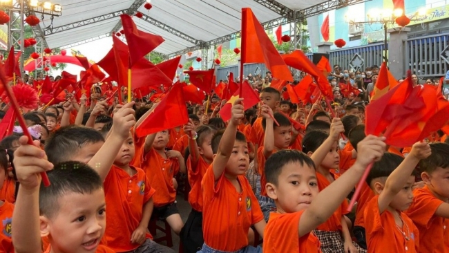 Gửi con ngày khai trường: Hãy như những cánh diều, đừng sợ giông gió...