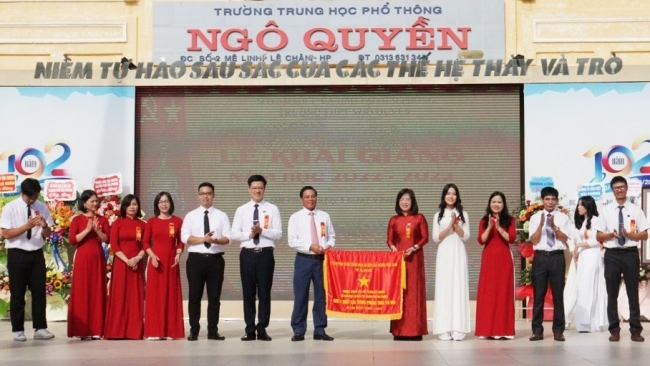 Hải Phòng: Trường THPT Ngô Quyền vinh dự nhận Cờ thi đua của Chính phủ