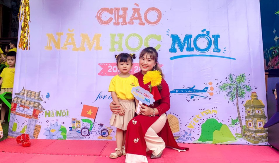 Hai mẹ con ngày khai trường