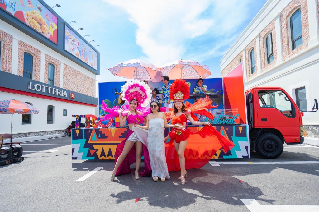 Lễ hội Tropicana Festival vừa diễn ra ngày 1-4/9 tại dọc đại lộ shophouse thuộc NovaWorld Ho Tram thu hút du khách ghé thăm, trải nghiệm 