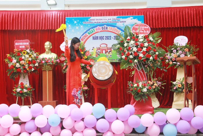 Chủ tịch Ủy ban MTTQ TP Nguyễn Lan Hương dự khai giảng tại Trường Mầm non Trương Định