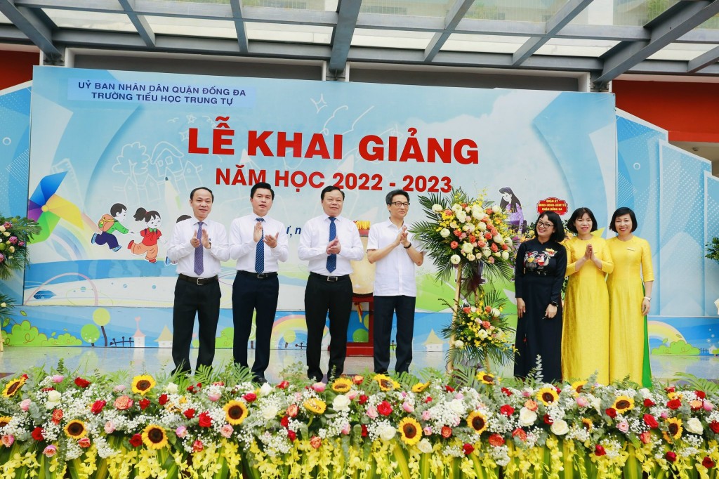 Phó Thủ tướng Vũ Đức Đam vui khai giảng với học sinh lớp học hòa nhập