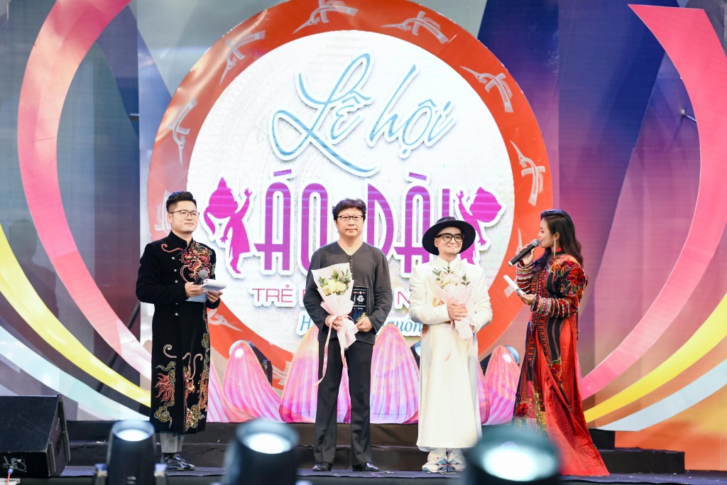 BTC đã trao giải thưởng “Cống hiến cho Áo dài Việt” cho 2 NTK Daivid Minh Đức và NTK Sĩ Hoàng