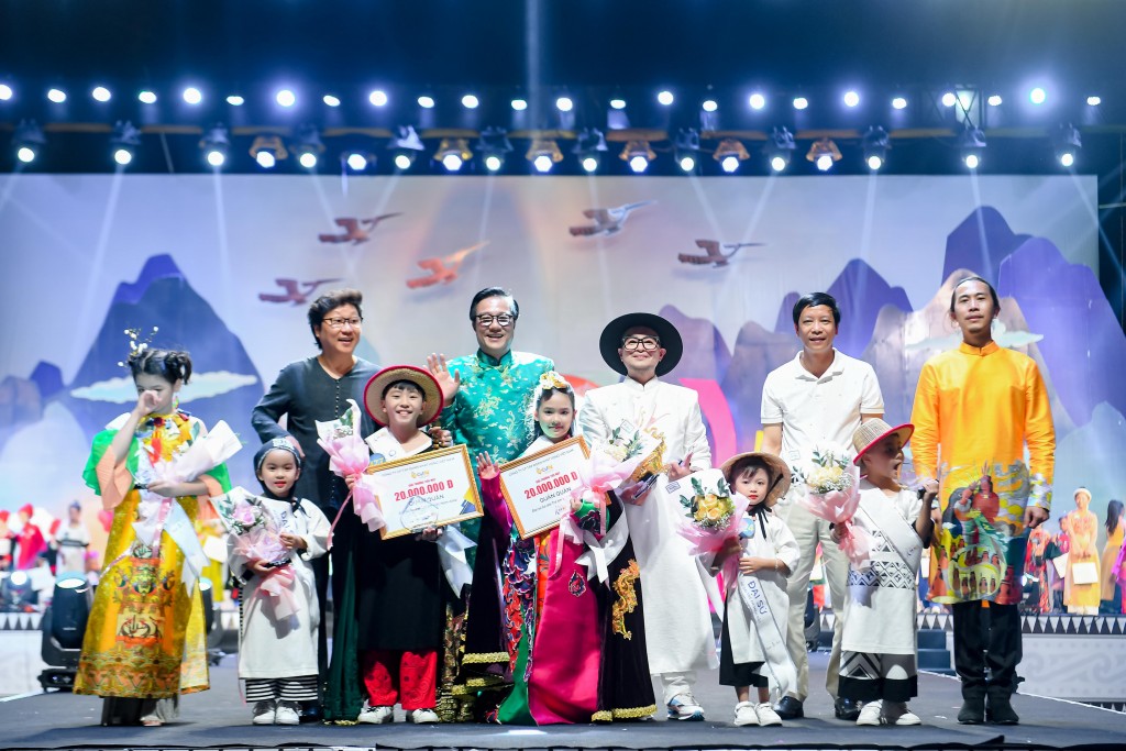 Nguyễn Gia Bảo và Nguyễn Trí Nam Kha giành ngôi Quán quân Đại sứ Áo dài Trẻ em Việt Nam