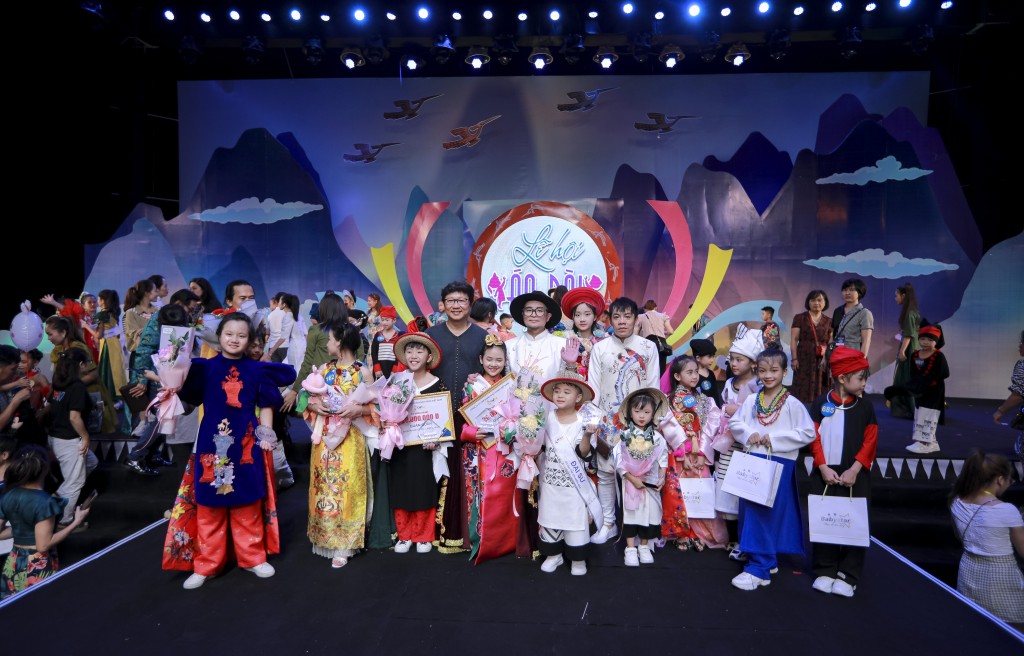 Nguyễn Gia Bảo và Nguyễn Trí Nam Kha giành ngôi Quán quân Đại sứ Áo dài Trẻ em Việt Nam