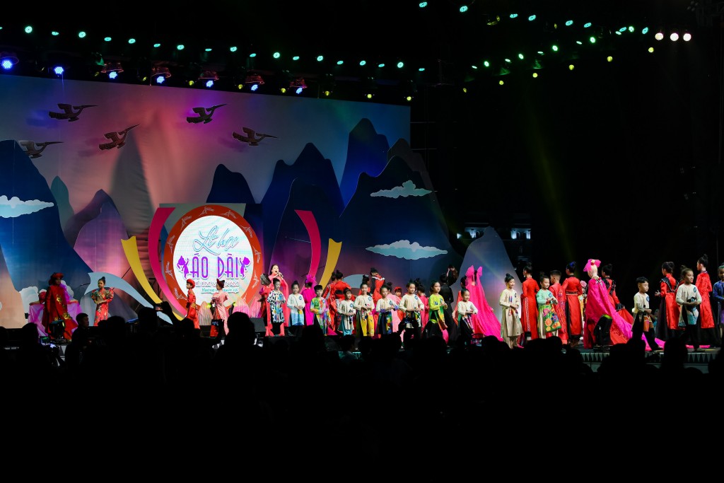 Các mẫu nhí trình diễn tại Chung kết cuộc thi Đại sứ Áo dài Trẻ em Việt Nam 2022