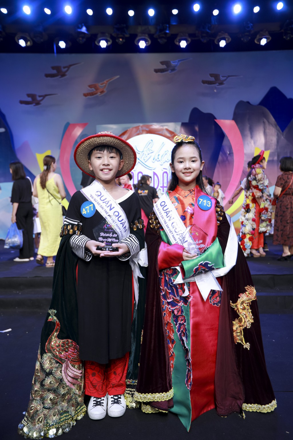 Nguyễn Gia Bảo và Nguyễn Trí Nam Kha giành ngôi Quán quân Đại sứ Áo dài Trẻ em Việt Nam