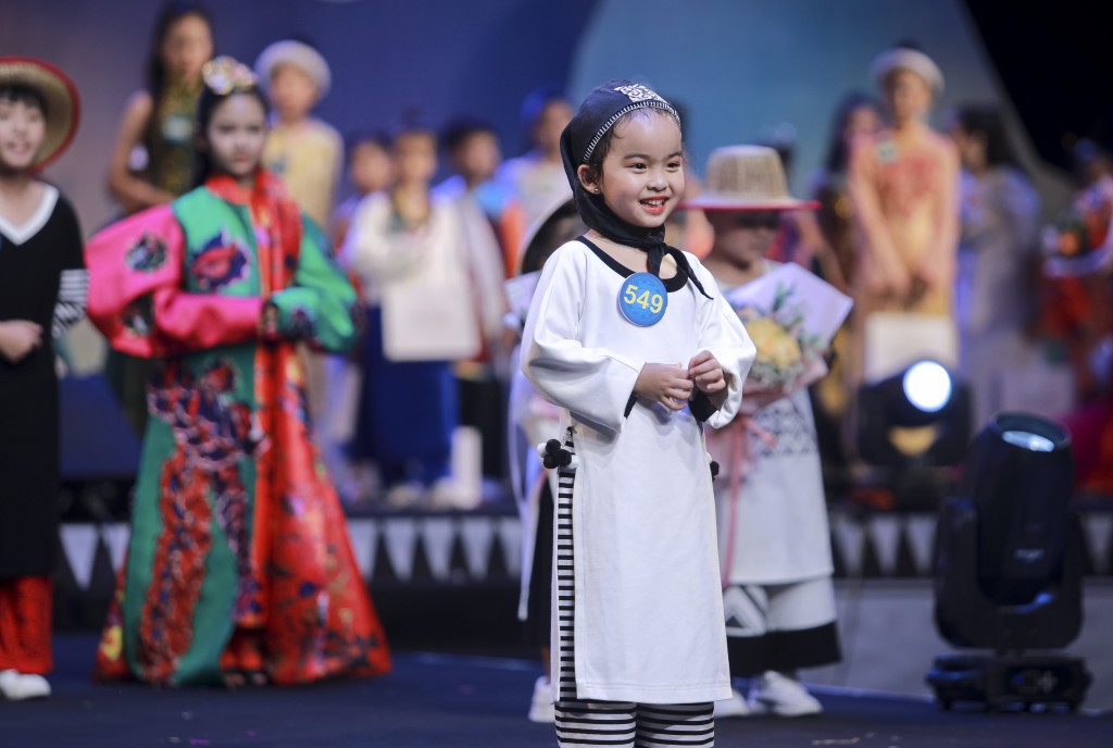  Đại sứ Áo dài Trẻ em miền Nam Đào Diễm Châu