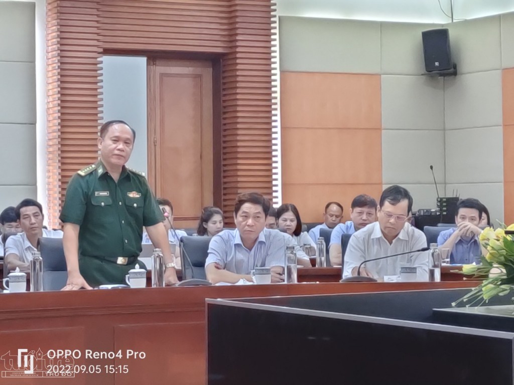 Đại tá Hiển, Lãnh đạo Bộ đội biên phòng Hải Phòng phát biểu về tình hình an ninh trật tự tại các khu vực nuôi ngao ven bển quận Hải An và huyện Kiến Thuỵ