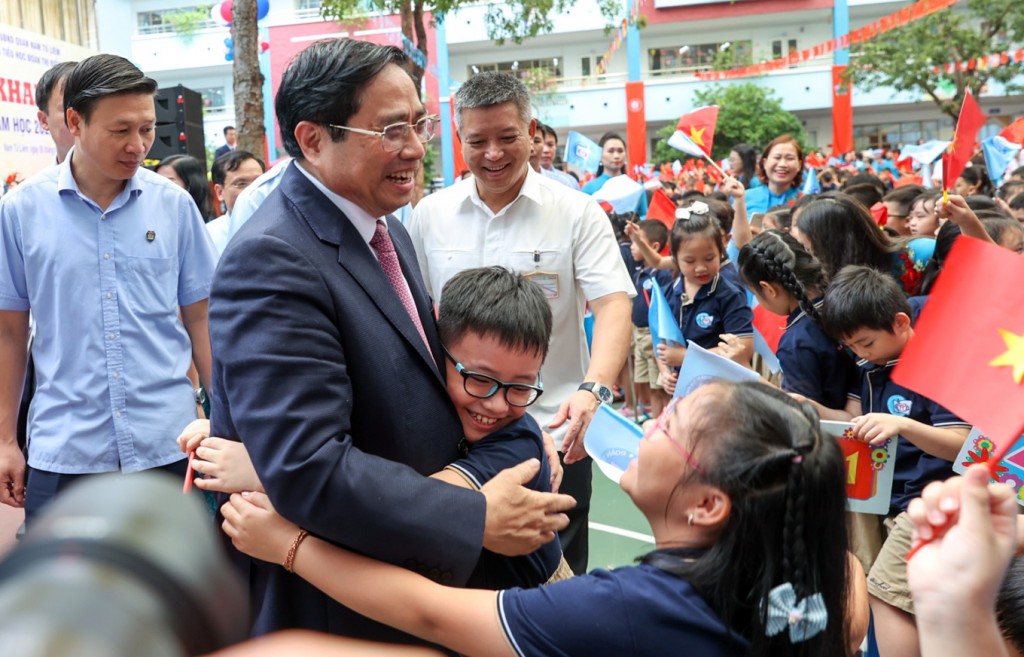 Học sinh trường tiểu học Đoàn Thị Điểm Chào đón Thủ tướng Phạm Minh Chính ngày 5/9. 