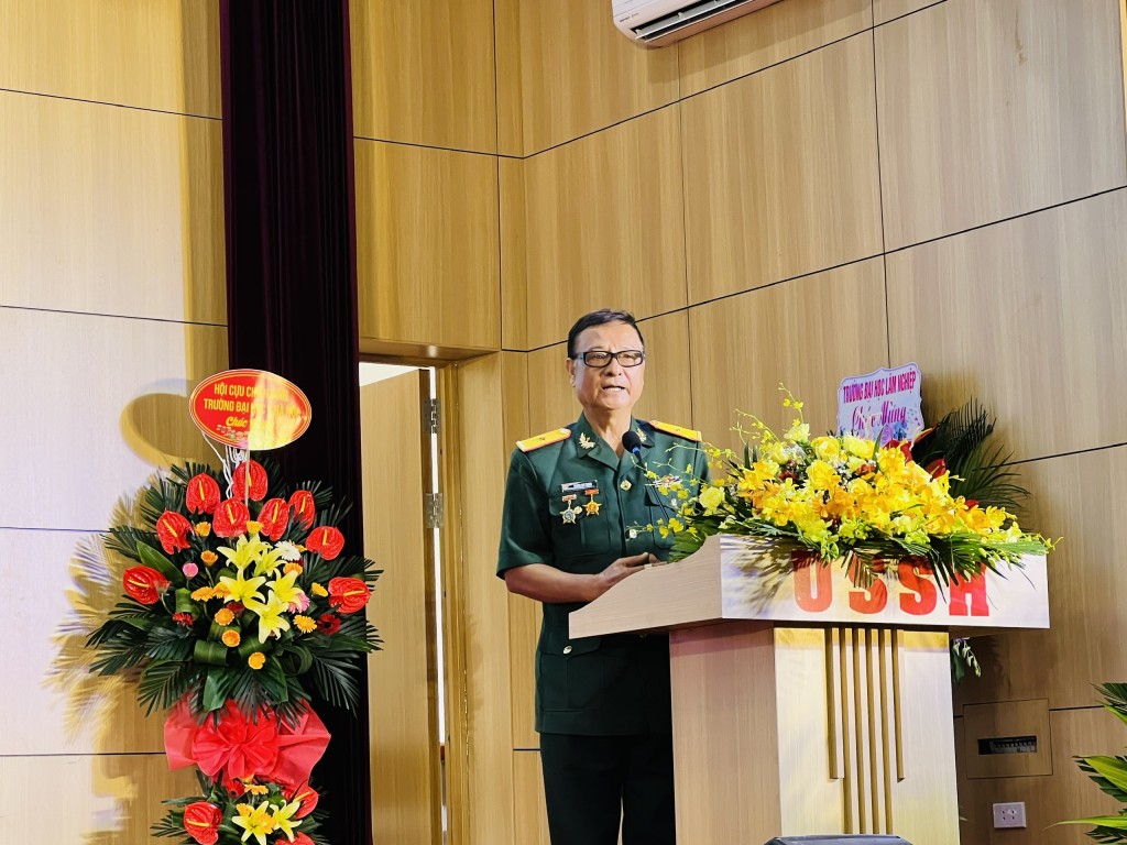 Nhà báo Phùng Huy Thịnh - Chủ tịch Hội sinh viên chiến sĩ phát biểu tại chương trình