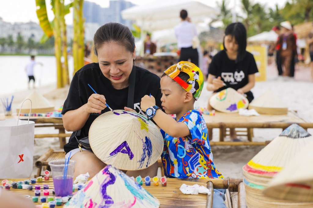 Tại Vinhomes Ocean Park, cư dân nhí có cơ hội hiểu hơn về văn hóa Việt qua các trò chơi dân gian và nghề thủ công truyền thống