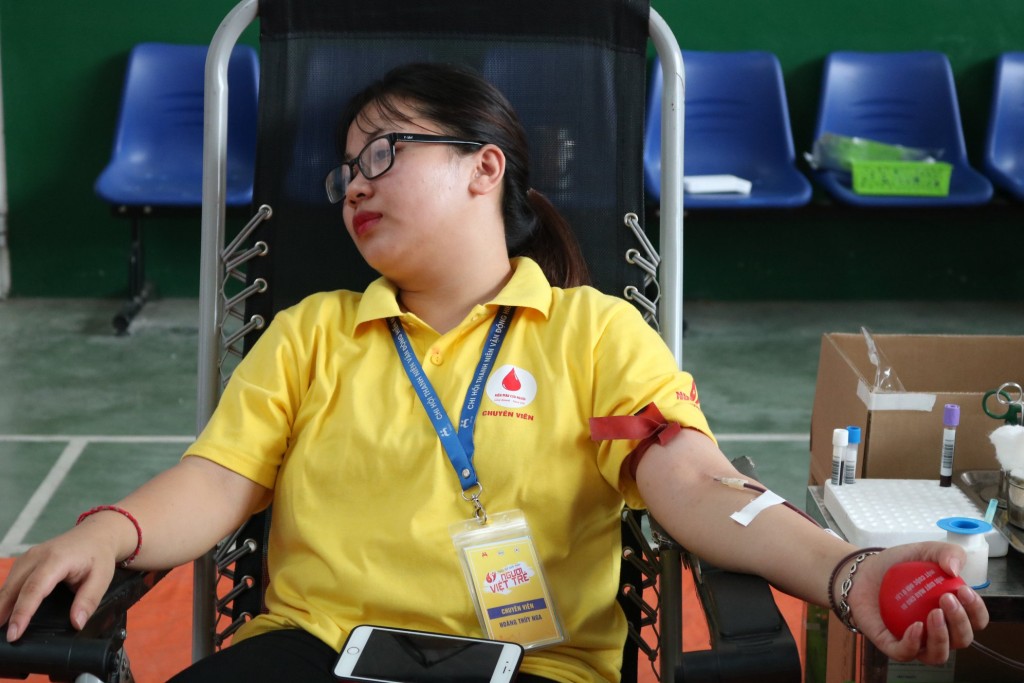 Chính những thành viên Người Việt trẻ là những tình nguyện viên xung phong trao đi những giọt máu