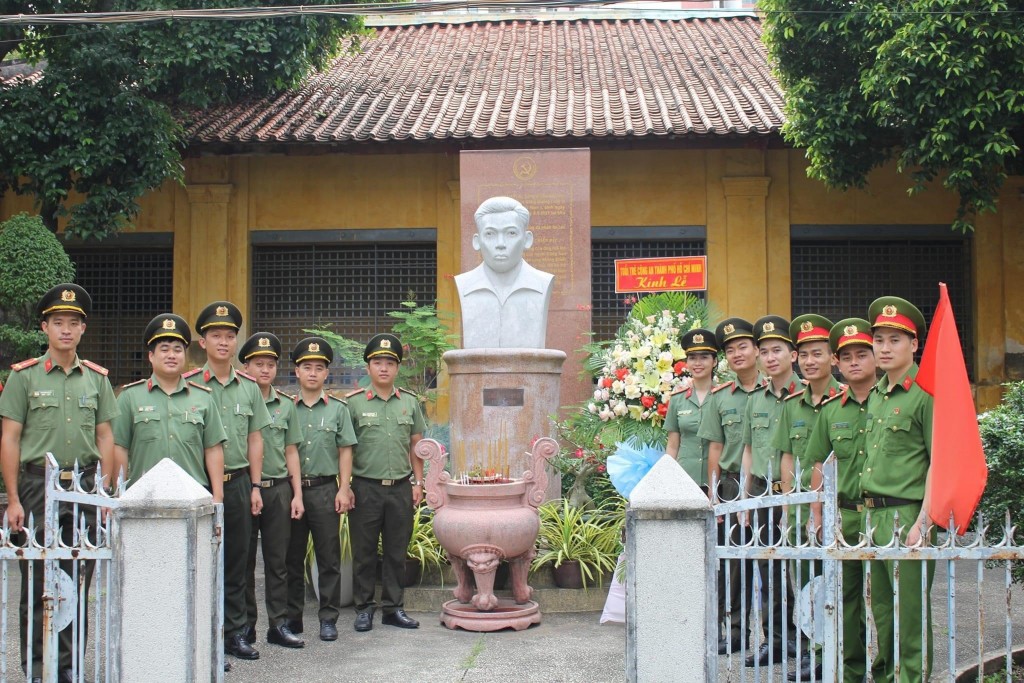 Đoàn thanh niên Công an TP HCM dâng hương, dâng hoa tưởng niệm ngày mất của cố Tổng Bí thư Trần Phú ngay tại Khu di tích Nhà giam Bệnh viện Chợ Quán