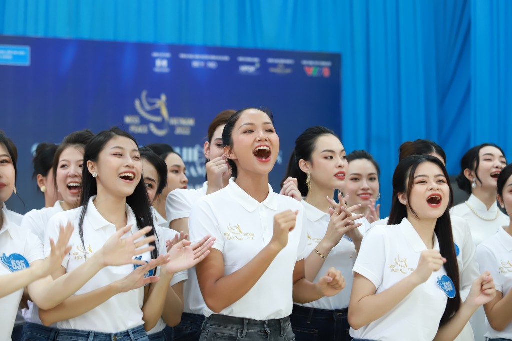 Hoa hậu H'Hen Niê và thí sinh Miss Peace Vietnam 2022 thăm Làng trẻ em SOS Đà Nẵng