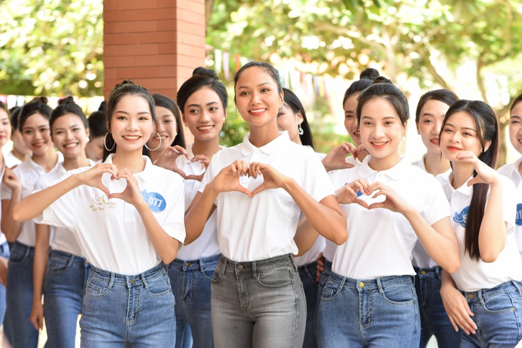 Hoa hậu H'Hen Niê và thí sinh Miss Peace Vietnam 2022 thăm Làng trẻ em SOS Đà Nẵng