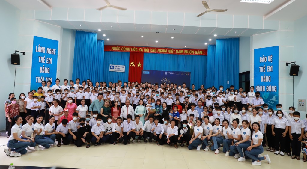 Thí sinh Miss Peace Vietnam chụp hình lưu niệm cùng ban lãnh đạo và các em ở Làng trẻ SOS Thành phố Đà Nẵng 
