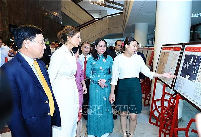 Phó Thủ tướng Thường trực Phạm Bình Minh, Phó Chủ tịch nước Võ Thị Ánh Xuân và Tổng Giám đốc UNESCO Audrey Azoulay tham quan triển lãm. Ảnh: Minh Đức/TTXVN