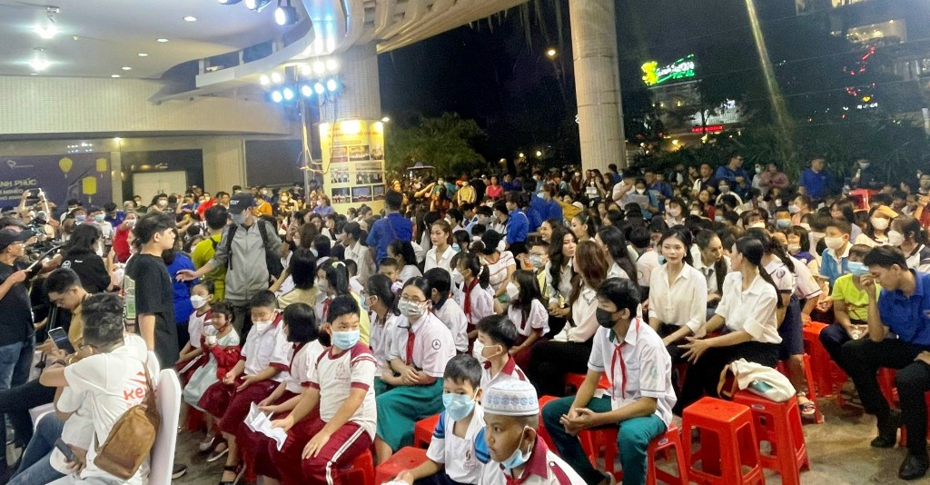 Đông đảo các em có hoàn cảnh khó khăn có mặt tại đêm chia sẻ yêu thương