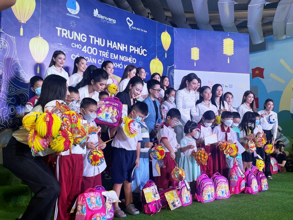 Các Hoa hậu, Á hậu trao quà và chụp hình lưu niệm cùng các em