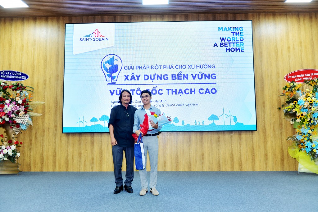 Đại diện Ban tổ chức tặng hoa cho Saint-Gobain Việt Nam