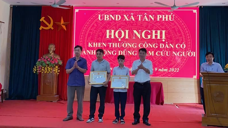 Em Nguyễn Quang Son (thứ 2 từ phải sang) được UBND xã Tân Phú khen thưởng 