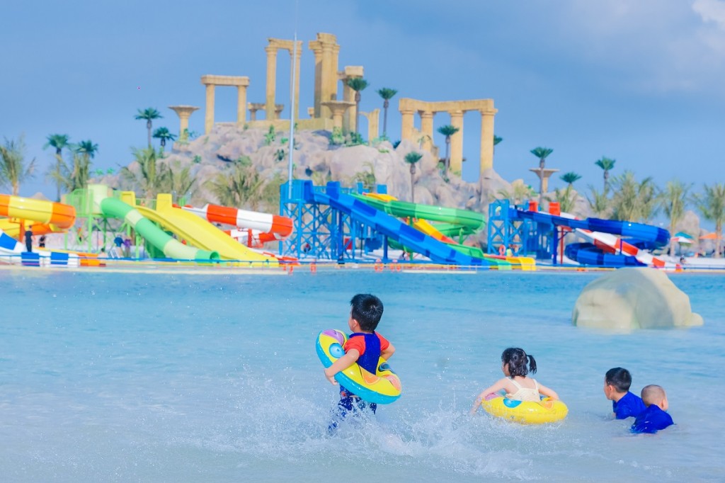 Cư dân nhí háo hức tham gia Lễ hội Summer Dream tại Công viên Biển tạo sóng Royal Wave Park, đại đô thị Vinhomes Ocean Park 2 - The Empire