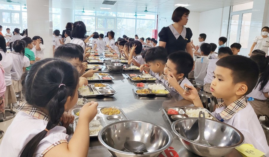 Bữa ăn bán trú đủ chất, an toàn cho học sinh đầu năm học mới