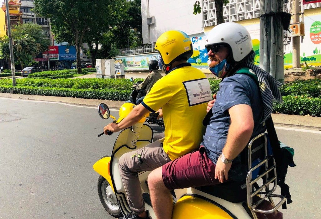 Du khách nước ngoài thích thú trải nghiệm đi xe vespa khám phá TP Hồ Chí Minh