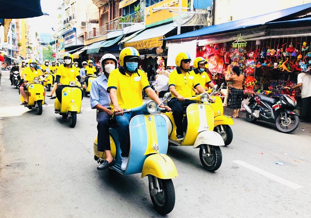 Du khách nước ngoài thích thú trải nghiệm đi xe vespa khám phá TP Hồ Chí Minh