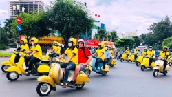Du khách nước ngoài thích thú trải nghiệm xe vespa khám phá TP Hồ Chí Minh