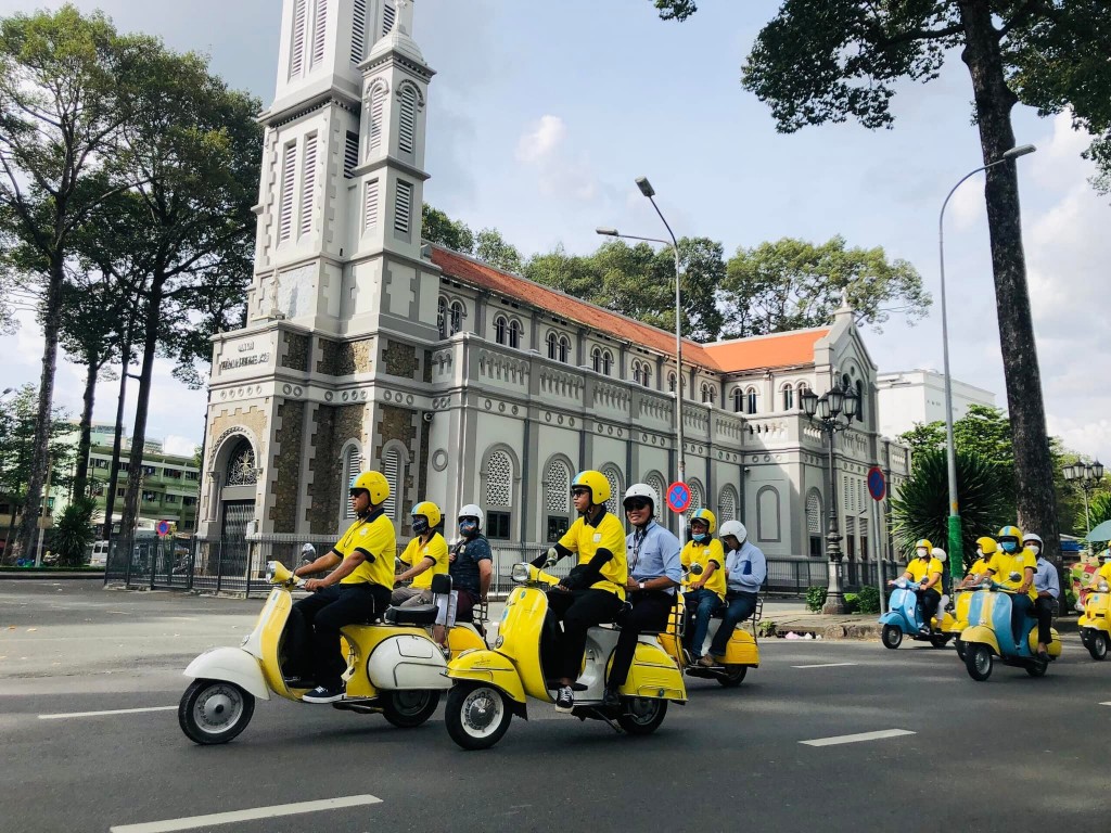 Du khách nước ngoài thích thú trải nghiệm đi xe vespa khám phá TP Hồ Chí Minh